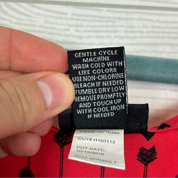 Torrid Arrow Print Sleeveless Blouse Size 2X Red - Picture 7 of 9